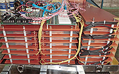 写真：保護回路を取り付けて配線した状態